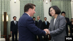  台灣總統蔡英文3月27號在台北接見到訪的美國眾議院外交委員會主席羅伊斯議員。(台灣總統府提供) 
