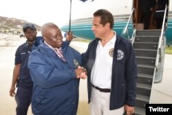 El gobernador demócrata de Nueva York Andrew Cuomo, visita las Islas Vírgenes estadounidenses a invitación del gobernador republicano de esas islas Kenneth Mapp, para evaluar los daños dejados por el huracán Irma. Sept. 15, 2017. Foto: @NYGovCuomo.