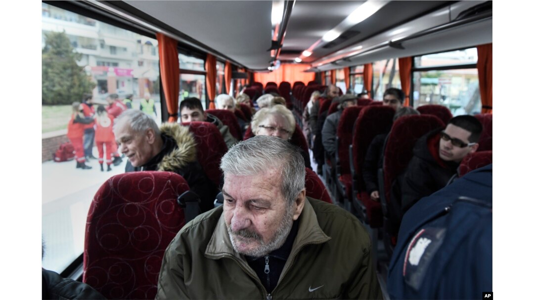 Warga distrik Kordelio dievakuasi dengan bus setelah pihak berwenang memerintahkan kawasan tersebut dievakuasi untuk menjinakkan bom Perang Dunia Kedua, di Thessaloniki, Yunani, 12 Februari 2017.