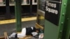 Seorang tunawisma di New York, tengah beristirahat di stasiun kereta api (subway) yang relatif sepi di tengah pandemi Covid-19, 13 April 2020. (Foto: dok).