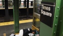 Beskućnik spava na podu relativno prazne podezmne železnice u Njujorku, 13. aprila 2020. (Foto: Rojters)