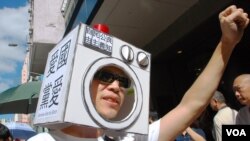 視覺藝術家黃國才製作“洗腦機頭盔”參加7-29反國教遊行