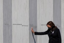 អនុ​ប្រធានាធិបតី​សហរដ្ឋ​អាមេរិក​អ្នកស្រី Kamala Harris យក​ដៃ​ប៉ះ​ទី​រំឭក​វិញ្ញាណក្ខន្ធ​ជាតិ Flight 93 ក្នុង​អំឡុងពេល​រំឭក​ខួប​លើក​ទី២០ នៃ​ការវាយ​ប្រហារ​ថ្ងៃទី១១ ខែកញ្ញា ឆ្នាំ២០០១ នៅ​ក្រុង Stoystown រដ្ឋ Pennsylvania សហរដ្ឋ​អាមេរិក នៅ​ថ្ងៃទី១១ ខែកញ្ញា ឆ្នាំ២០២១។