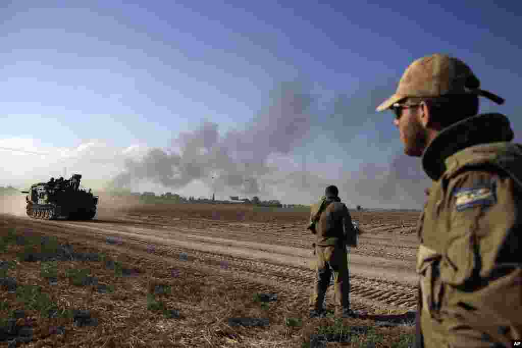 Isroil askarlari va og&#39;ir zirhli harbiy texnikalar G&#39;azoga qarab yurmoqda, 21-iyul, 2014-yil.