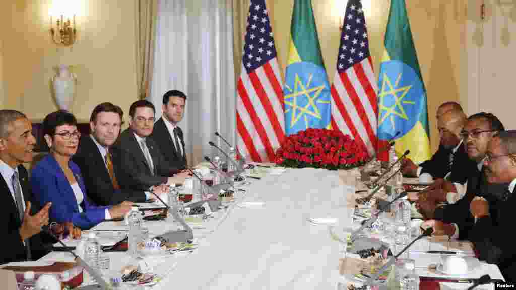 Le président américain Barack Obama et sa délégation dans une réunion bilatérale avec le Premier ministre Ethiopien Hailemariam Desalegn au Palais national à Addis-Abeba, en Ethiopie, le 27 juillet 2015.