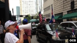 Protesta de cubanos exiliados en Miami ante el consulado de Bahamas (Foto: Ricardo Quintana, OCB).