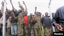 지난 8일 콩고 반군 M23 병사들이 우간다와 접경 지역 울타리에 모여들었다. 콩고 정부는 이웃국가 르완다와 우간다가 반군 M23를 지원하고 있다는 의혹을 제기했으나 양국은 이를 부인해 왔다.