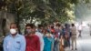 Orang-orang mengantre untuk menjalani tes Covid-19 di New Delhi, India, 6 November 2020. (Foto: AP/Manish Swarup)