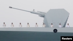 中国海军驱逐舰太原号2019年4月23日在山东青岛参加庆祝人民解放军海军建军70周年的阅兵活动。