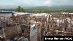 Des tentes détruites et des effets des réfugiés abandonnés au de camp de Kamanyola, Sud-Kivu, 8 mars 2018. (VOA/Ernest Muhero)