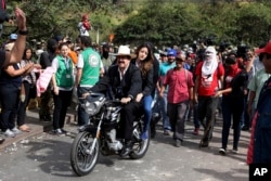 El expresidente de Honduras Manuel Zelaya llega a una barricada colocada por partidarios del candidato presidencial de oposición Salvador Nasralla en las afueras de Tegucigalpa. Dic. 22 de 2017.