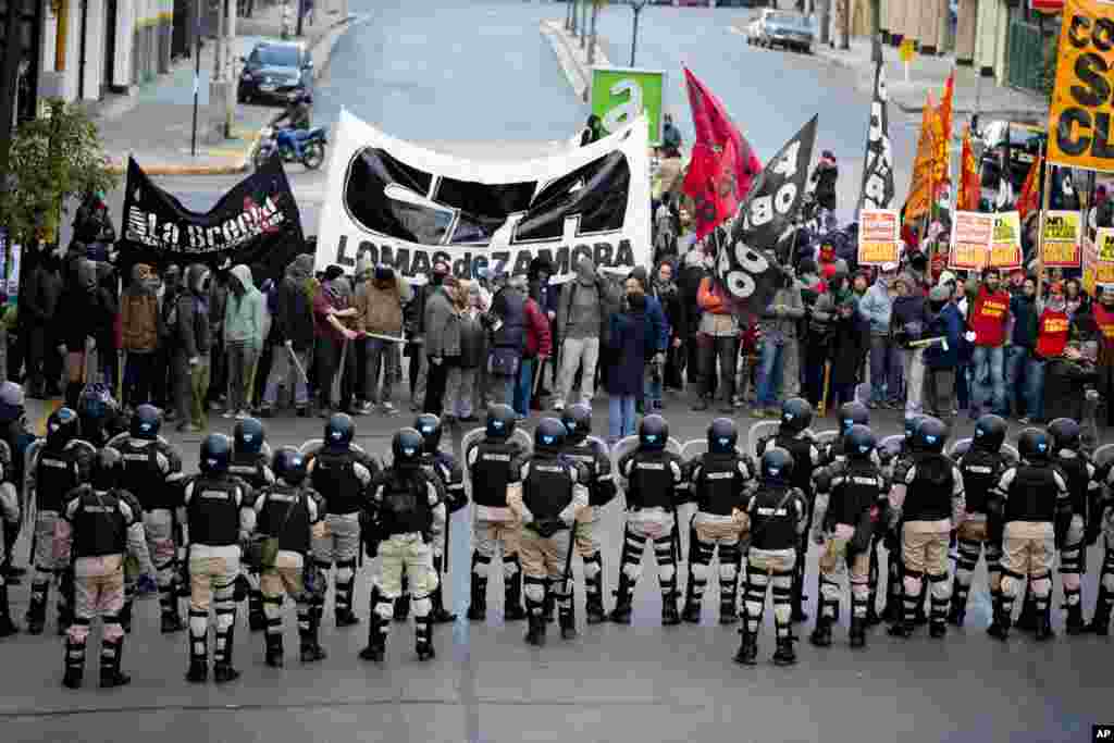 Cảnh sát tạm thời ngăn người biểu tình băng qua cây cầu dẫn đến thủ đô trong một cuộc đình công ở ngoại ô Buenos Aires, Argentina.4.