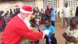 Fête de noël pour les enfants d'un orphelinat à 45 minutes de Cotonou, décembre 2019. ( VOA/Ginette Fleure Adande)