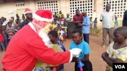 Fête de noël pour les enfants d'un orphelinat à 45 minutes de Cotonou, décembre 2019. ( VOA/Ginette Fleure Adande)