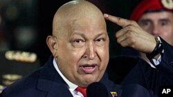 چاوز برای ماندن در قدرت، سعی می کند خود را سالم نشان دهد. 