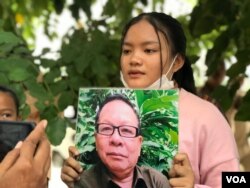 កញ្ញា ហេង ម៉ូរ៉ូឡា សុំឲ្យអង្គមហាក្សត្រ​ដោះលែង​ឪពុកនាងដែលកំពុងជាប់ឃុំ​ក្នុង ពន្ធនាគារ​។ (ហ៊ុល រស្មី/វីអូអេ)