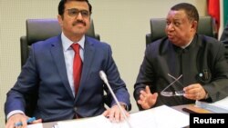 Le président qatari de l'OPEP Mohammed bin Saleh al-Sada et le secrétaire général à Vienne, Autriche, le 30 novembre 2016.