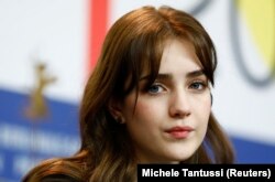 Aktor Talia Ryder menghadiri konferensi pers untuk mempromosikan film "Never Rarely Sometimes Always” selama Festival Film Internasional Berlinale ke-70 di Berlin, Jerman, 25 Februari 2020. (Foto: REUTERS/Michele Tantussi)