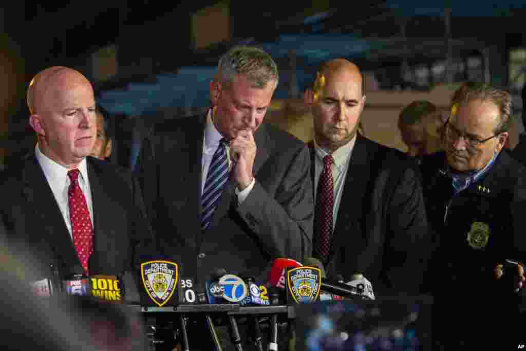 Mayor Bill de Blasio, center, and NYPD Chief of Department James O&#39;Neill, left, react during a press conference near the scene of an explosion on West 23rd street in Manhattan&#39;s Chelsea neighborhood, in New York, Sept. 17, 2016.