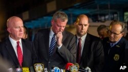 Majistra Vil New York la, Bill de Blasio, nan mitan ak NYPD Chèf James O'Neill, a goch, t ap pale ak laprès toupre sèn eksplozyon an West 23rd street in Manhattan's Chelsea neighborhood, in New York, Sept. 17, 2016.