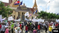 Thousands of garment workers on May 01, 2013 join a non-violent demonstration from Phnom Penh's 'Democracy' park to the national assembly to submit a petition to the government. Protesters, led by the Coalition of Cambodian Apparel Workers Democratic Union (CCAWDU), demanded salary increase, improvements to working conditions, and justice for the victims shot by former Bavel city mayor Chhuk Bondith. (Photo: Suy Heimkhemra/VOA Khmer)