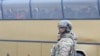 Украинский военный охраняет транспортный автобус в ходе обмена заключенными между официальным Киевом и сепаратистами