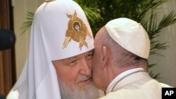La numéro un de l'Eglise orthodoxe russe le patriarche Kirill, à gauche, embrasse François lors de leur rencontre à l'aéroport Jose Marti à La Havane, Cuba, 12 février 2016.
