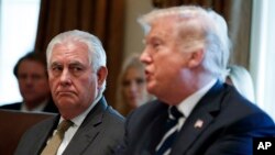 Shugaba (dama) Trump da Tillerson (hagu)