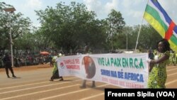 Les Centrafricains célèbrent la fête nationale à Bangui, Centrafrique, le 1er décembre 2016. (VOA/Freeman Sipila)