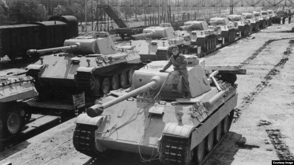 Xe tăng Panzer V mỗi bên có 2 lớp bánh xe, mỗi lớp 4 bánh, tổng cộng 16 bánh. (Ảnh Văn khố Liên bang Đức, Bundesarchiv, Bild 183-H26258 / CC-BY-SA 3.0)