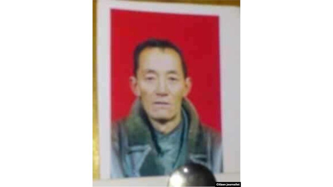 多杰仁青遗像(民众向美国之音藏语组提供)