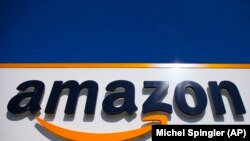 Sur cette photo d'archive du 16 avril 2020, le logo Amazon est affiché à Douai dans le nord de la France.  L'accord, proposé par le président Biden, vise à collecter des taxes auprès d'entreprises internationales comme Amazon qui utilisent le commerce en ligne pour éviter les taxes car elles peuvent ne pas avoir de présence physique réelle.  De grandes entreprises internationales comme Amazon transfèrent également leurs bénéfices vers des paradis fiscaux.  (Photo AP / Michel Spingler, Dossier)