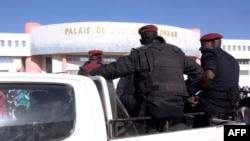  Des policiers patrouillent devant la Cour de Dakar, le 14 décembre 2017. 