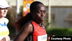 Mwanariadha Consolater Chemtai Yadaa akikimbia katika mbio za marathon Athens