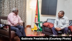Afonso Dhlakama, líder da RENAMO (esq) e Filipe Nyusi, Presidente da República de Moçambique