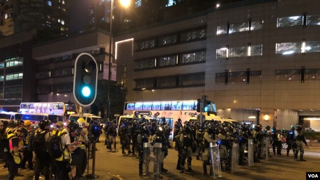 香港防暴警察2019年11月10日在荃湾戒备清场 (美国之音记者海彦拍摄)