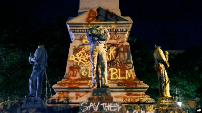 Bốn bức tượng tại Tượng đài Liên minh Miền Nam bị chặt đầu và giật sập sau một cuộc biểu tình ở Portsmouth, Va., ngày 10/6/2020. (Kristen Zeis/The Virginian-Pilot via AP) 
