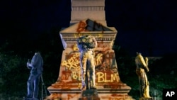 Spomenik snagama Konfederacije ispisan je grafitima a statue oborene posle protesta u Portsmutu u Virdžiniji, 10. juna 2020.