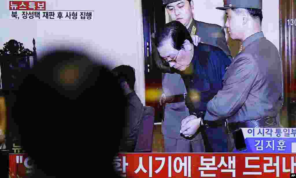 13일 북한의 장성택 전 국방위원회 부위원장 처형 소식을 한국 언론이 속보로 전하고 있다.