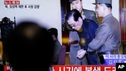 Truyền hình chiếu hình ảnh ông Jang đứng trước tòa án binh, cúi đầu nhận tội.