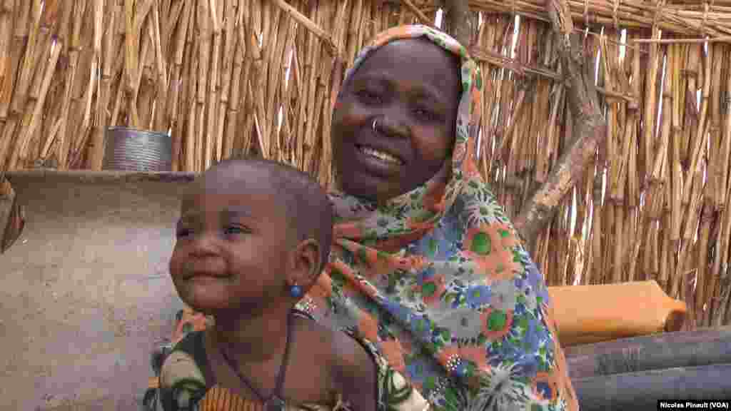 Aicha Kadeye et sa fille Zara dans le camp de refugiés d’Assaga, Diffa, Niger, le 18 avril 2017 (VOA/Nicolas Pinault)