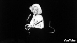 Nữ tài tử Marilyn Monroe hát bản 'Happy Birthday' mừng sinh nhật Tổng thống John F. Kennedy tại một buổi mít tinh của Ðảng Dân chủ (ảnh tư liệu). 