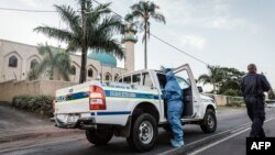 Les enquêteurs de la police à l'entrée de la mosquée Imam Hussain, après une attaque à la périphérie de Durban, le 10 mai 2018.