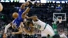 Gerald Henderson de Philadelphie essaie de bloquer Marcus Smart des Boston Celtics, USA, le 6 janvier 2017. (AP Photo/Elise Amendola)