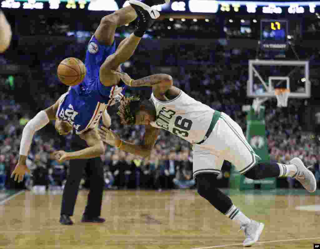 Gerald Henderson, de l'équipe de Philadelphie, tombe en essayant de bloquer Marcus Smart, de l'équipe de Boston, lors d'un match de la NBA, le 6 janvier 2017.