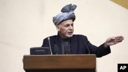 Tổng thống Afghanistan Ashraf Ghani đã thúc giục Islamabad tôn trọng cam kết là sẽ giúp đỡ cho tiến trình hoà bình Afghanistan hoặc trục xuất các nhân vật lãnh đạo của phe Taliban đang ẩn náu ở Pakistan và dùng sào huyệt ở nước láng giềng này để chỉ huy những vụ tấn công ở Afghanistan.