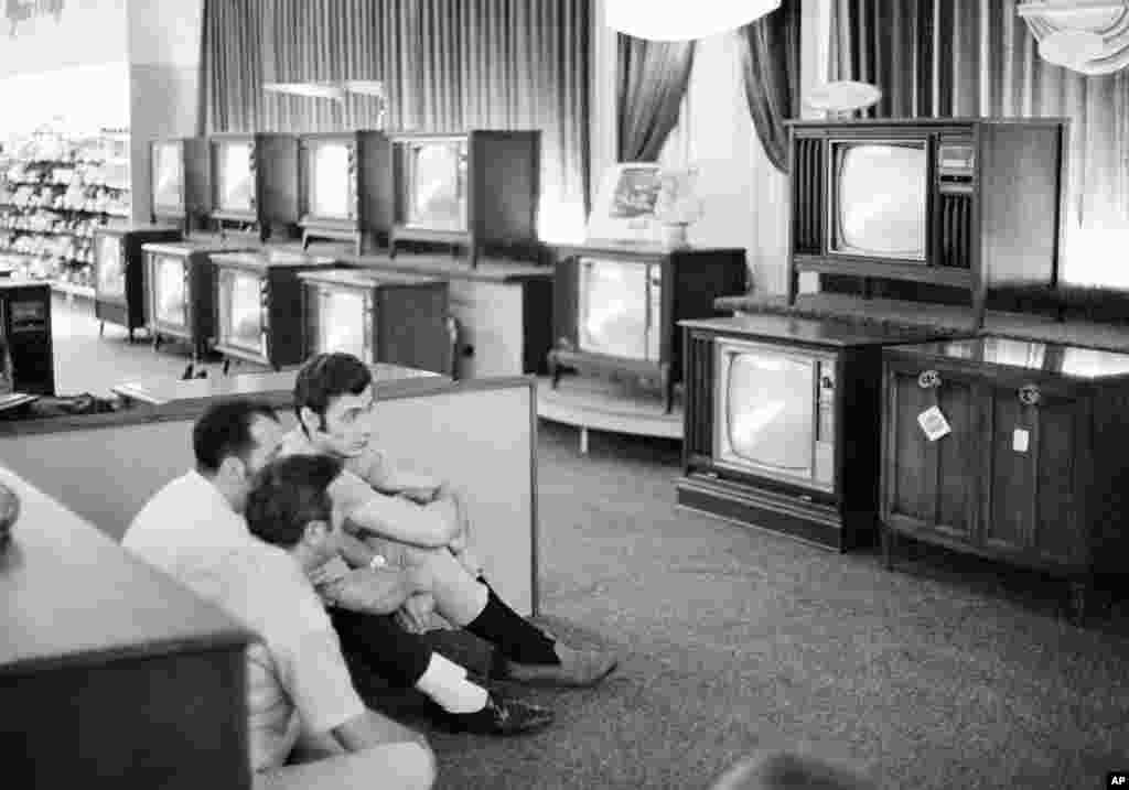 Orang-orang menyaksikan peluncuran roket Apollo 11 Saturnus B di televisi di swalayan Sears, White Plains, New York, 16 Juli 1969. (Foto: AP/Ron Frehm, arsip)