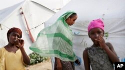 Une femme traverse le camp de réfugiés de Zafaye, à environ 15 km du centre-ville de N'djamena, au Tchad, le 11 mars 2015