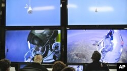 Dalam foto yang dirilis oleh Red Bull, pilot Felix Baumgartner dari Austria nampak dalam layar di pusat ruang kontrol dalam misi terjun bebas melampaui kecepatan suara di Roswell, New Mexico (14/10).