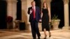 El presidente de EE.UU, Donald Trump y la primera dama Melania, llegan a su fiesta de Nochebuena en la propiedad de Mar-a-Lago en Palm Beach, Florida, la noche del 24 de diciembre de 2019.